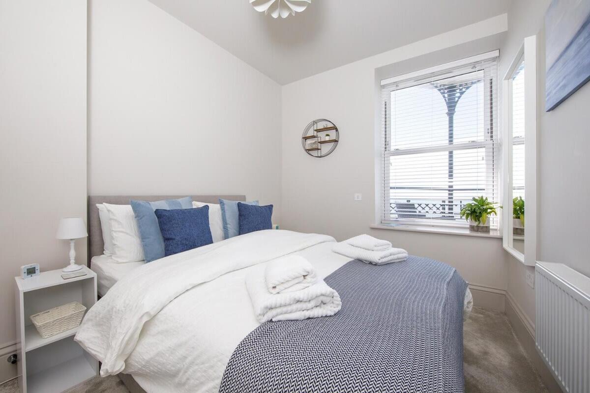 Panoramic Sea Views In Beachfront Apt W Balcony Bognor Regis Extérieur photo